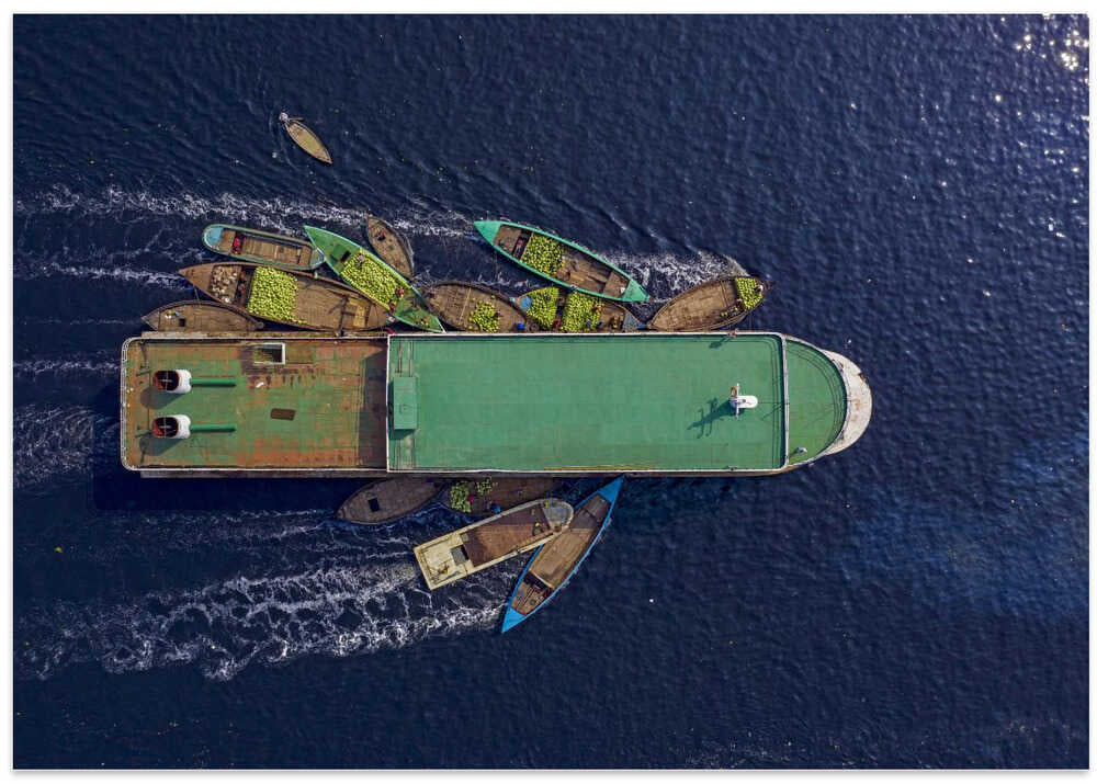 Unload watermelons from the big boat