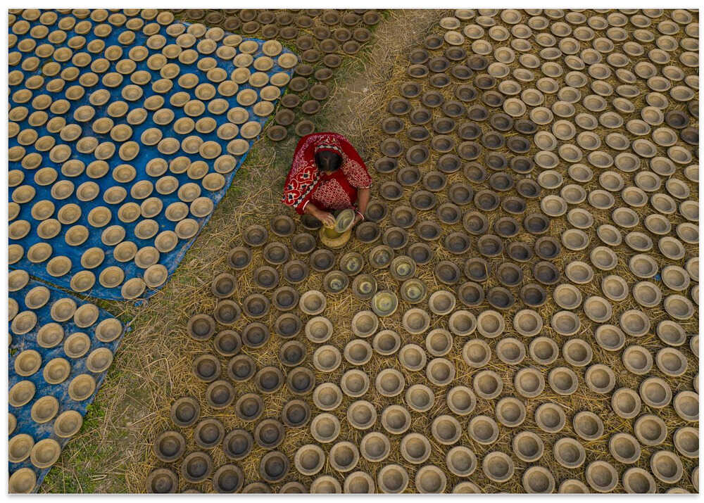 Coloring of clay pots