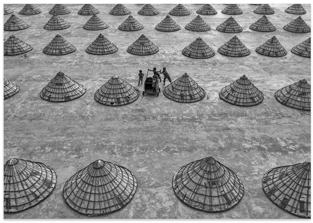 Children in rice mill