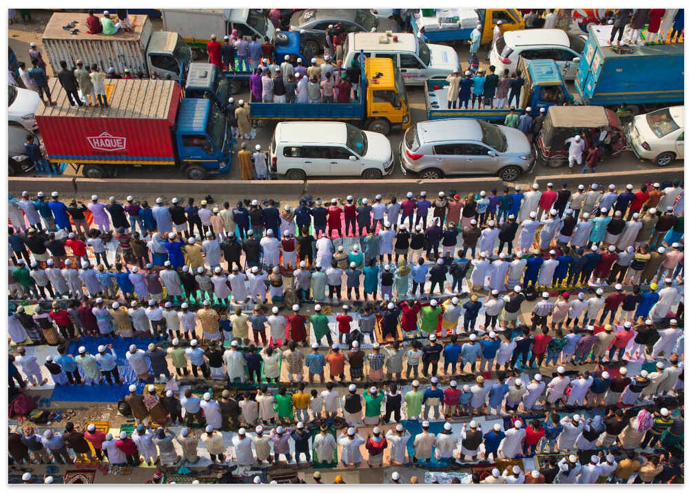 Traffic standstill for prayers