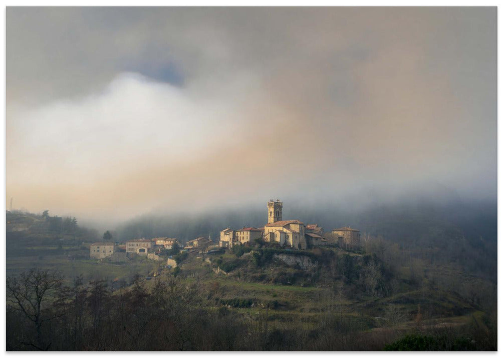 Labatie d'Andaure sous un brouillard illuminé