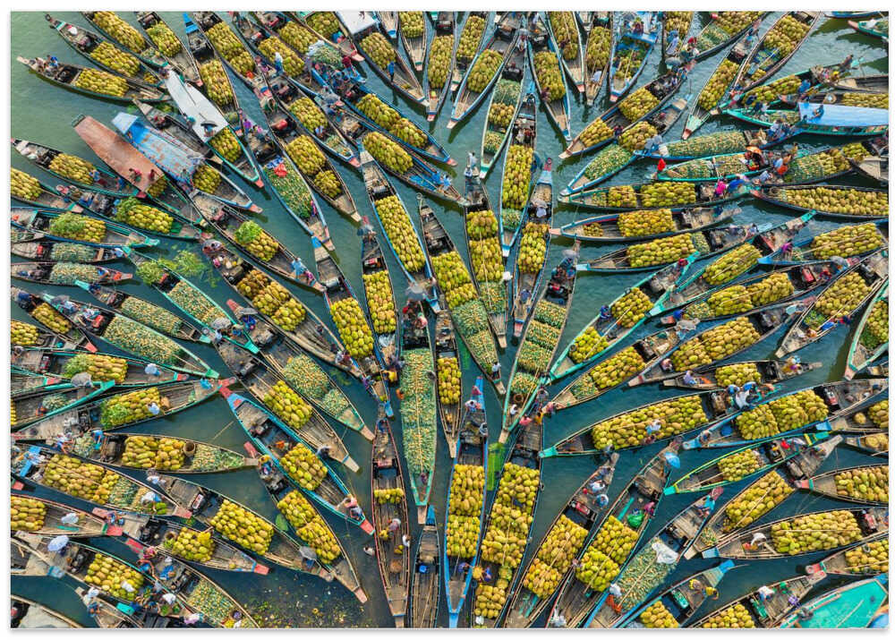 Traditional floating fruits market