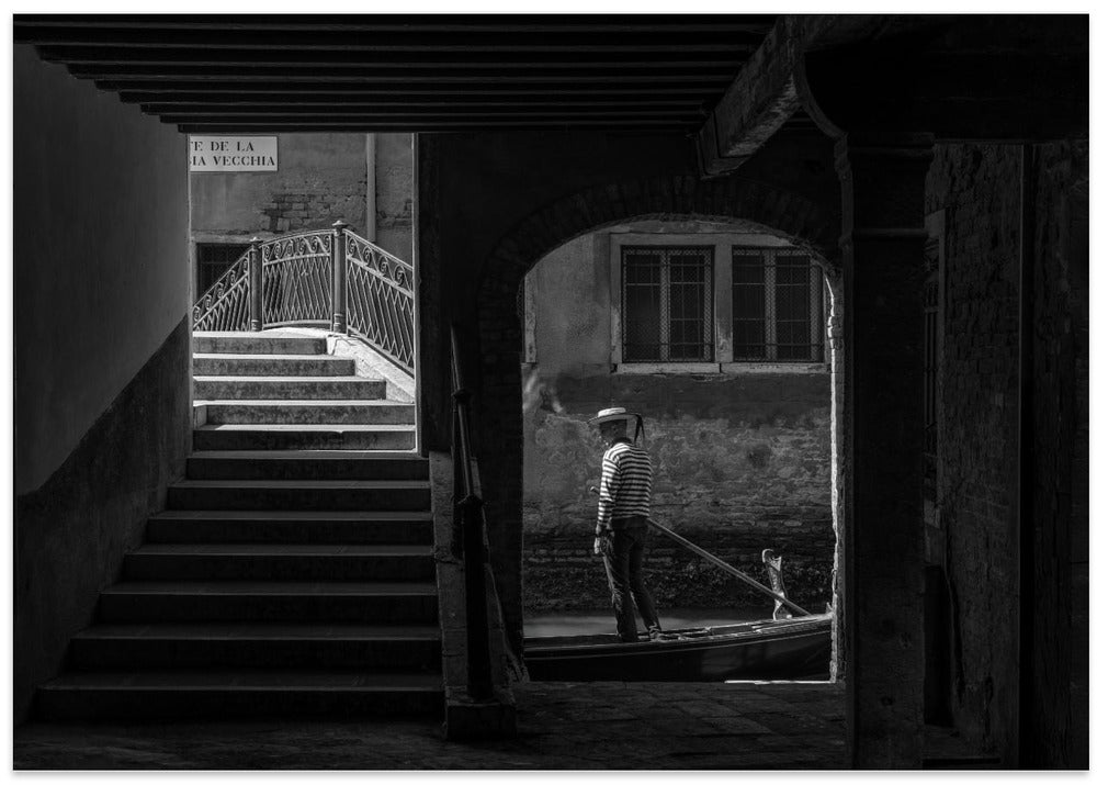 Gondolier in Archway Pont Vecchia