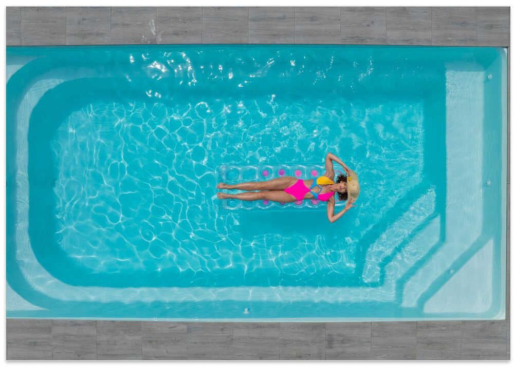 Summer vibes in the pool