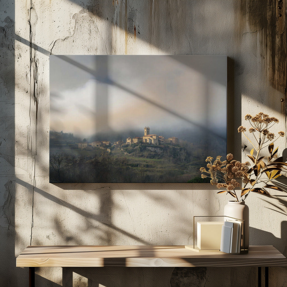 Labatie d'Andaure sous un brouillard illuminé