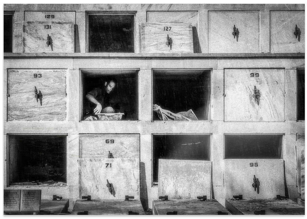 Preparing Revolutionist Grave - Cementerio Cristóbal Colón, Havana