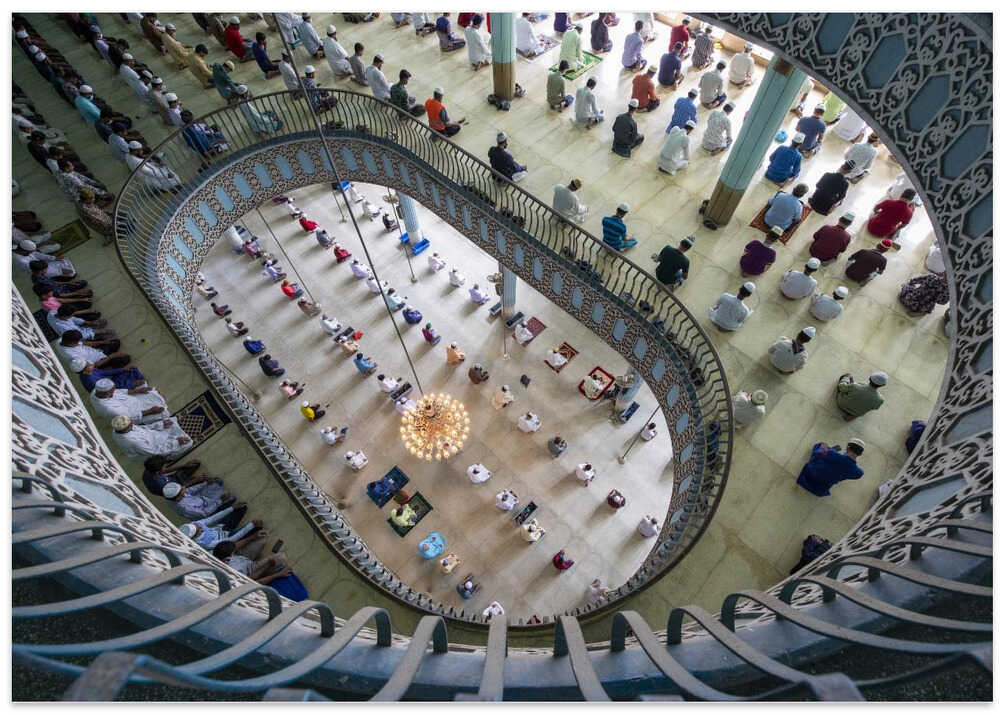 Thousands pray in one of worlds largest mosques