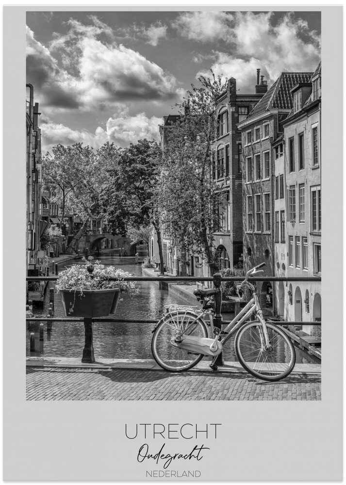 Oudegracht Canal Showcasing Historic Architecture
